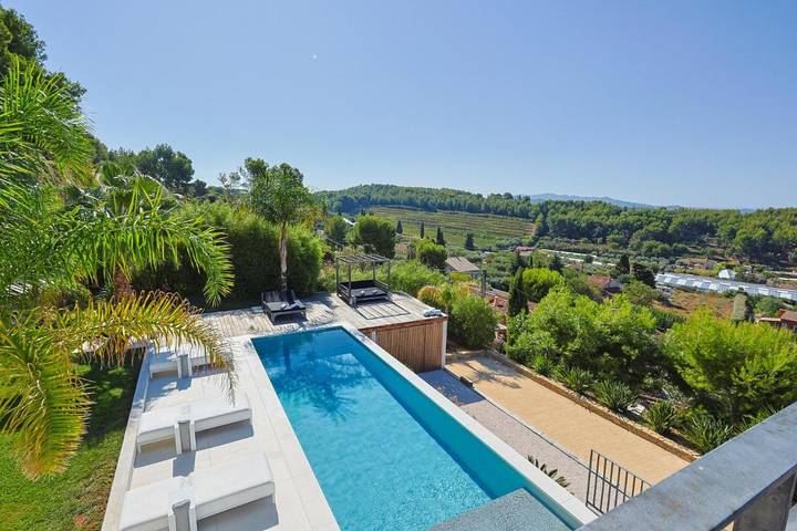 Location de vacances pour 8 personnes, avec balcon et jardin ainsi que jacuzzi et piscine à Ollioules - 2