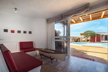 Gîte pour 2 personnes, avec terrasse et sauna ainsi que jacuzzi et piscine à La Pared