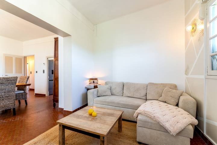 Entire apartment, T3 Apartment with Eure Valley View, Wi-Fi & Air Conditioning in Uzès, Nimes region
