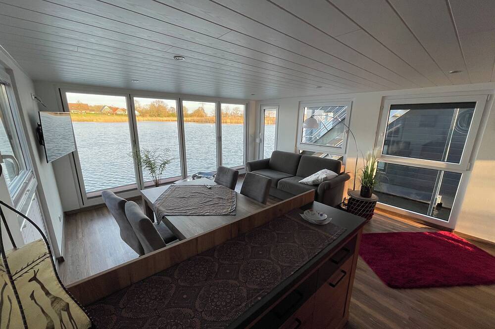 Modernes, hundefreundliches Hausboot am Wangermeer mit Dachterrasse, Seeblick, Sup, Badezugang und Klimaanlage – ideal für erholsamen Urlaub mit Familie, Freunden oder zu zweit. in Wangermeer, Wangerland