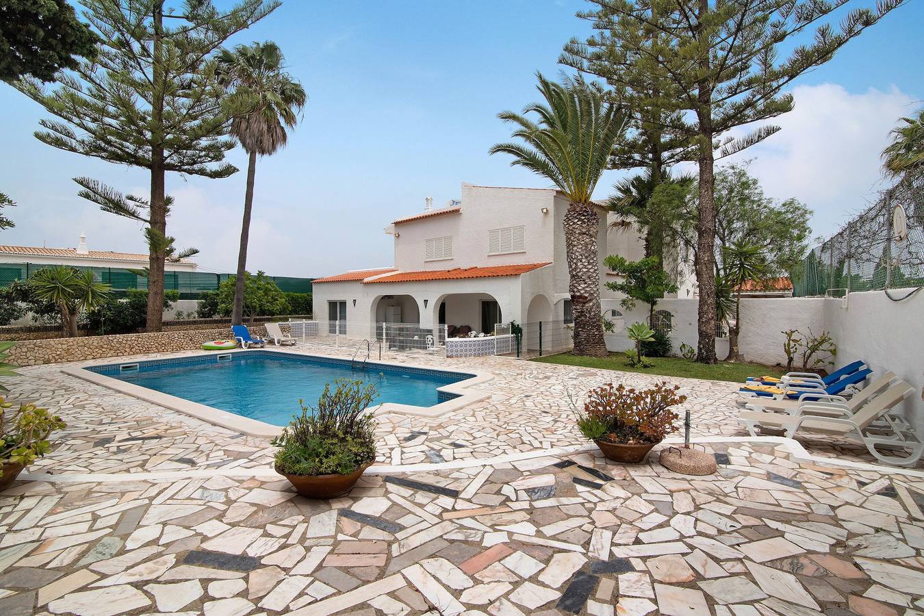 'Villa Carvoeiro' com vista para o mar, piscina e Wi-Fi in Carvoeiro, Lagoa