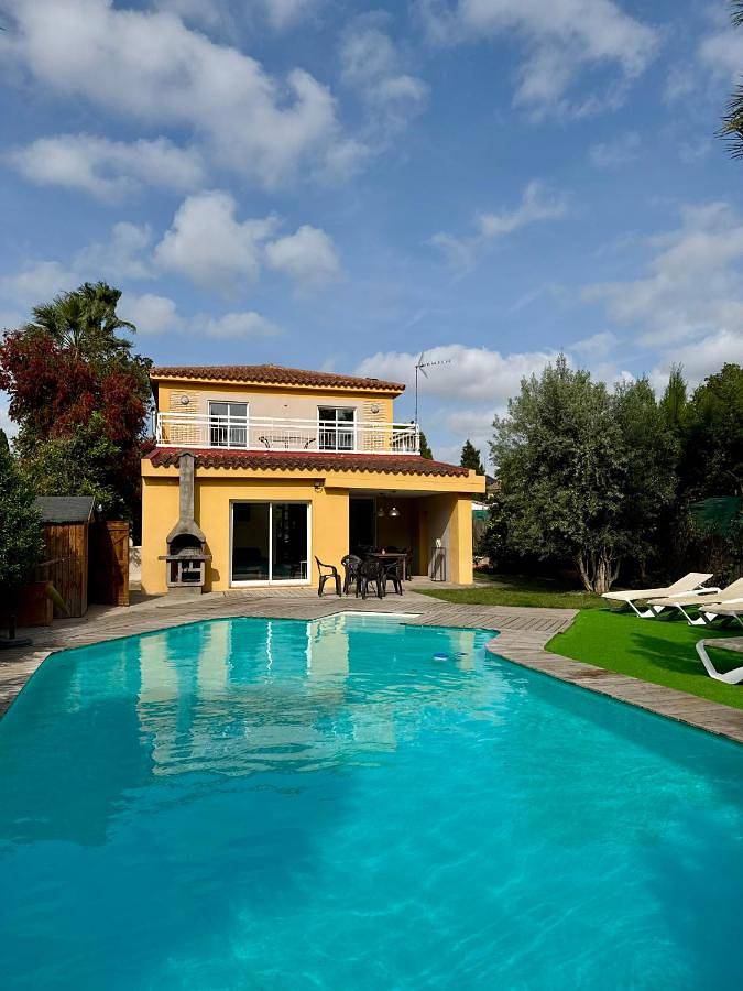 Casa de vacaciones para 12 personas, con Balcón y Terraza además de Jardín y Piscina en Ribarroja del Turia