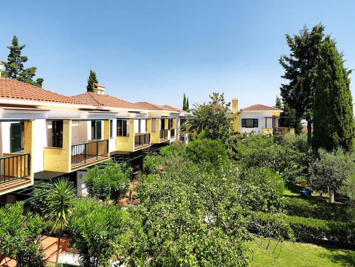 Ferienwohnung für 4 Personen, mit Balkon und Terrasse sowie Garten und Pool