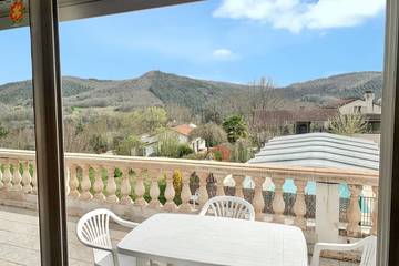 Gîte pour 7 personnes, avec jardin ainsi que terrasse et piscine à Saint-Géry