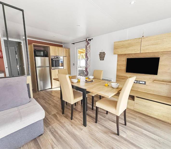 Camping pour 6 personnes, avec jardin et jacuzzi ainsi que piscine et bassin pour enfant