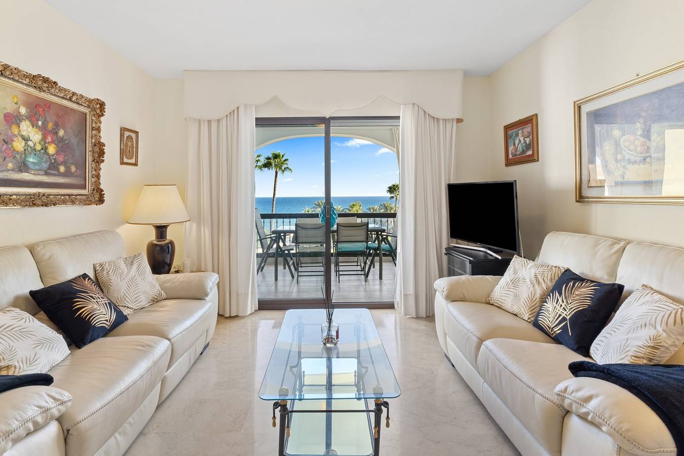 Entire apartment, Apartment 'Frente Al Mar Mijas' with Sea View, Shared Pool and Wi-Fi in Playa El Bombo, Mijas