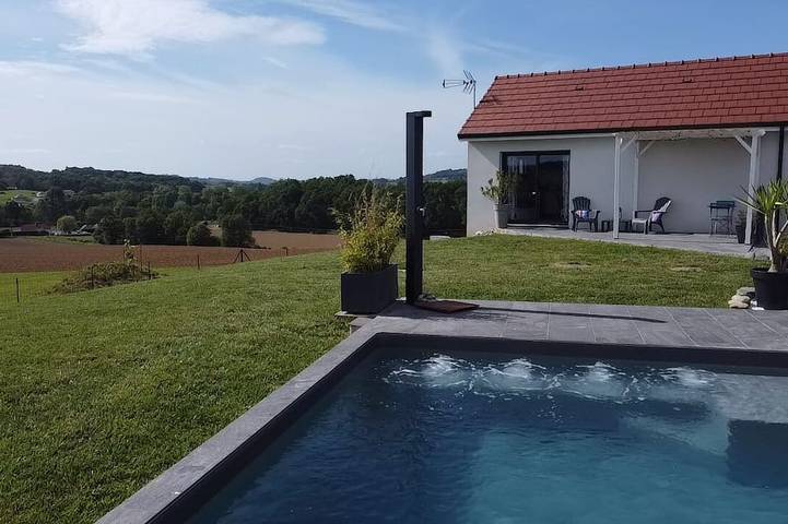 Location de vacances pour 4 personnes, avec jardin et terrasse à Laà-Mondrans