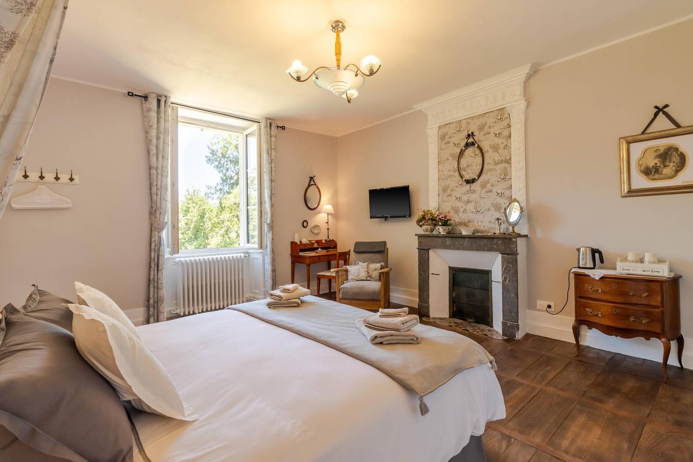 Habitación de huéspedes "La Romantique" con terraza y jardín compartidos, Wi-Fi in Savignac-les-Églises, Périgord Blanc