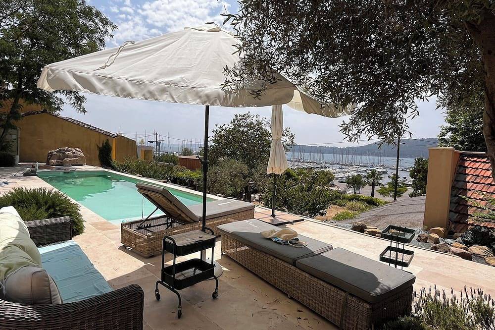 Maison de caractère avec piscine sur le petit port d’un village provençal in Saint-Chamas, Côte méditerranéenne (France)