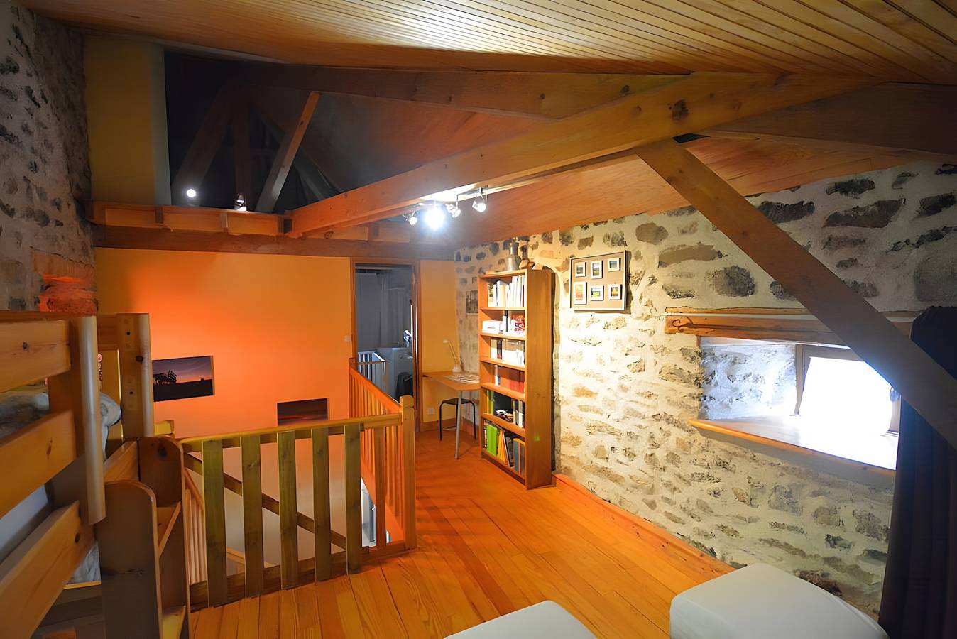 Gîte de encanto Oliabou - Haut: vistas a la montaña, terraza privada y Wi-Fi in Laurie, Región de Saint-Flour