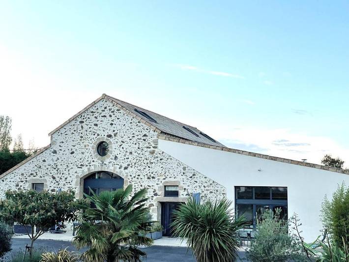 Gîte pour 2 personnes, avec terrasse ainsi que piscine et vue à Saint-André-de-la-Marche
