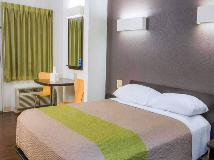 Apartamento entero, 1 cama Queen | Baño con bañera y accesorios para móviles Nsmk in San Antonio, Condado de Bexar