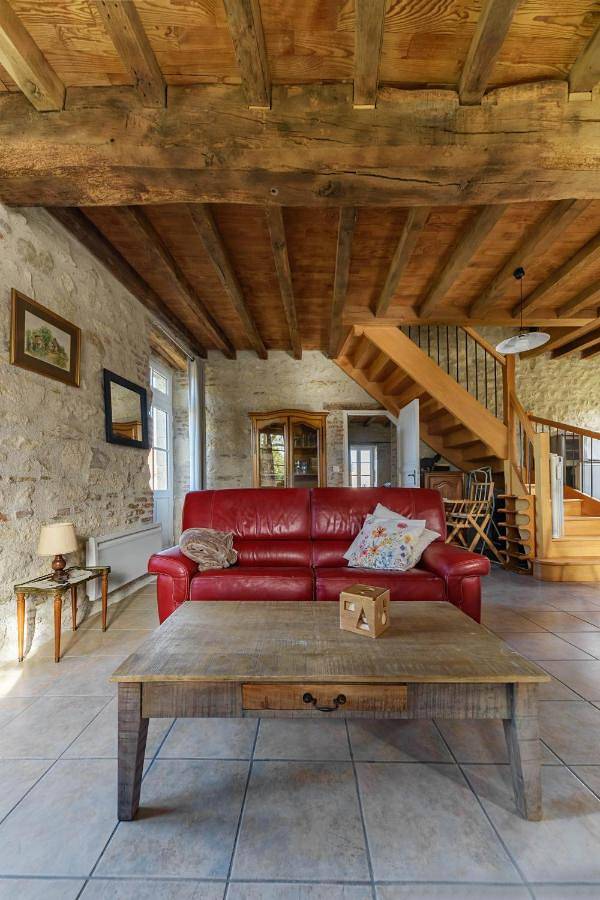 Location de vacances pour 6 personnes, avec terrasse ainsi que piscine et vue à Charroux (Auvergne)