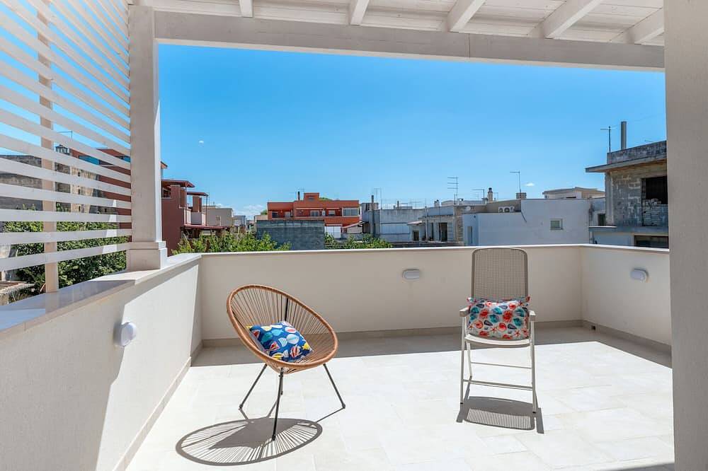 Entire apartment, Apartment 'Primo Piano - Mini' with Private Garden, Wi-Fi and Air Conditioning in Pulsano, Gulf of Taranto