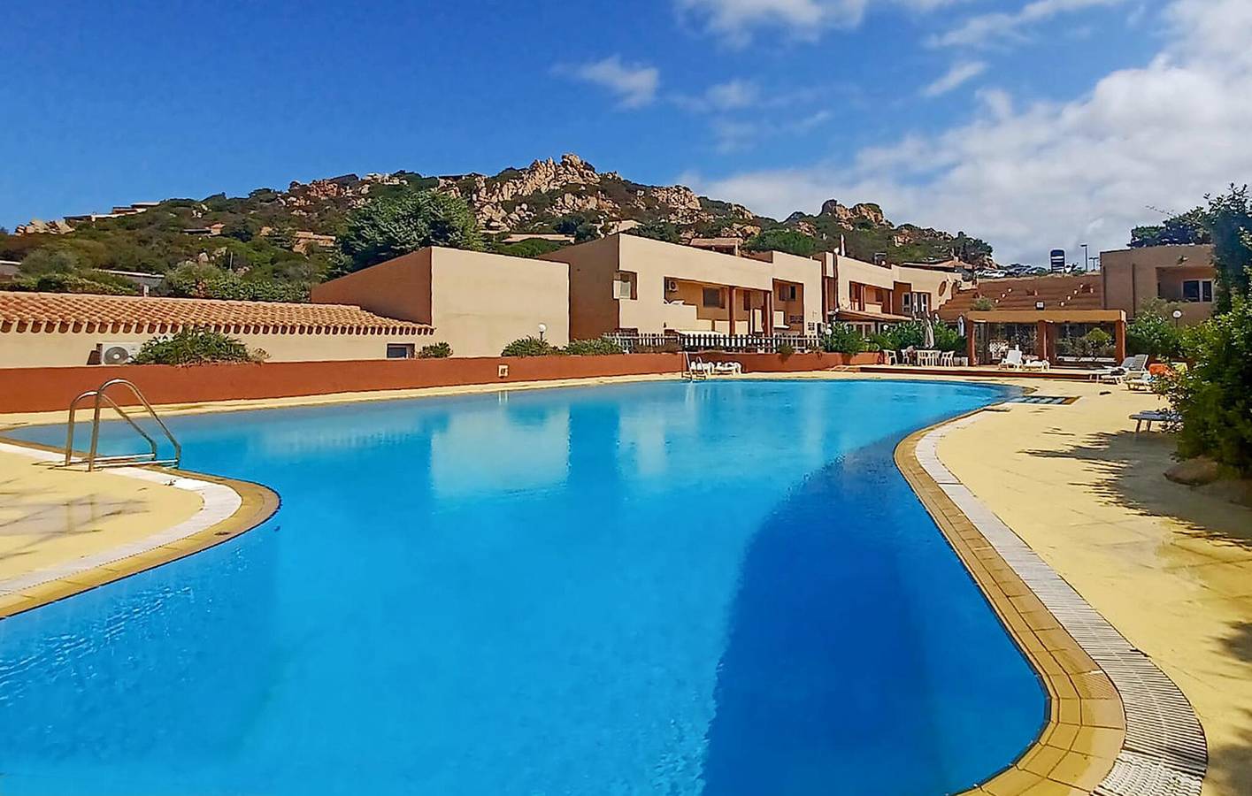 Appartement de vacances entier, Charmant appartement avec piscine et terrasse, à 1 km de la plage de Li Cozi in Costa Paradiso, Trinità d'Agultu e Vignola