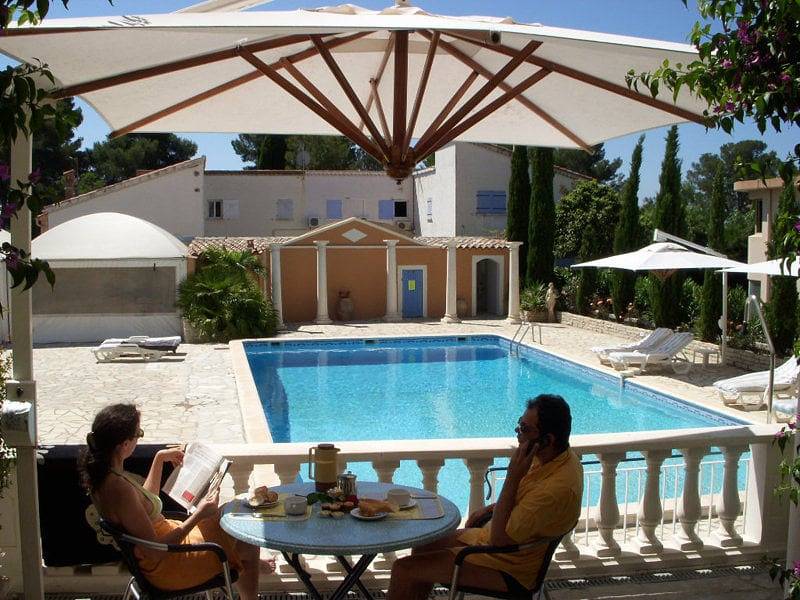 Chambres d'hôtes et location vacances La Potinière - Studio Matisse : grand lit avec kitchenette in Boulouris, Saint-Raphaël