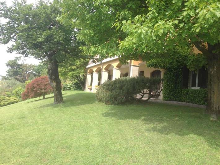 Location de vacances pour 2 personnes, avec terrasse et vue sur le lac ainsi que jardin et vue à Sarnico - 3