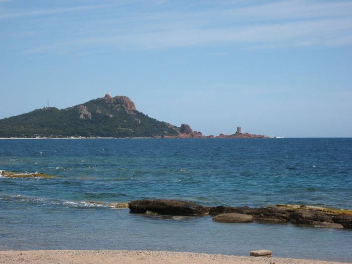 Gîte pour 6 personnes, avec jardin ainsi que terrasse et piscine, animaux acceptés dans Boulouris - 2