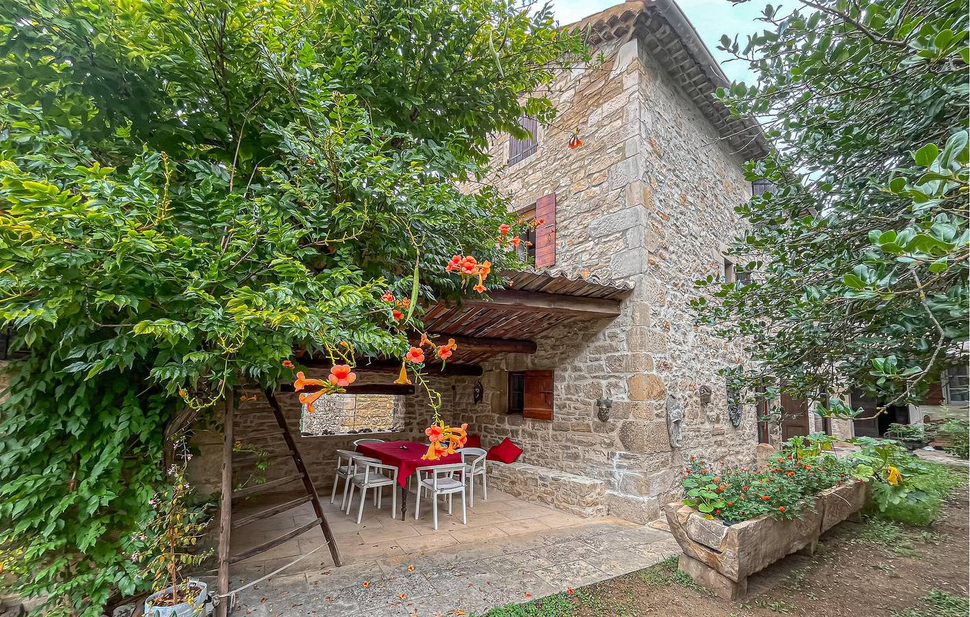 Cozy Apartment near Barjac Center with Wifi & Parking in Barjac, Alès region