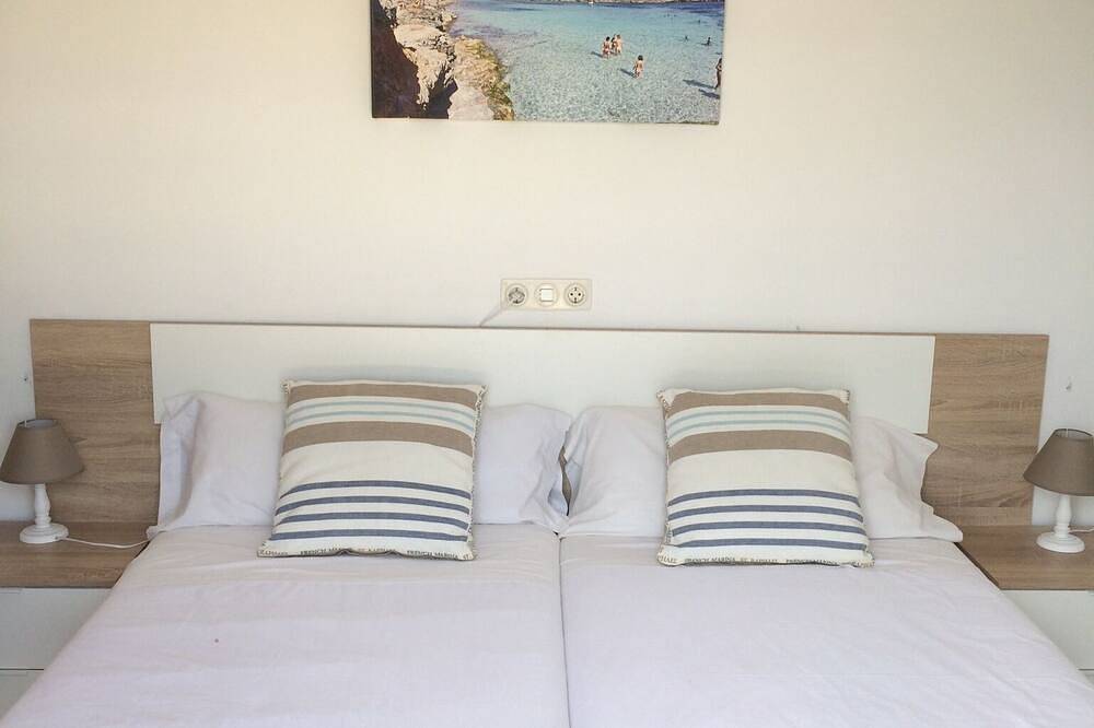 Entire apartment, Apartment on the seafront in Platja de Cala Marçal, Felanitx