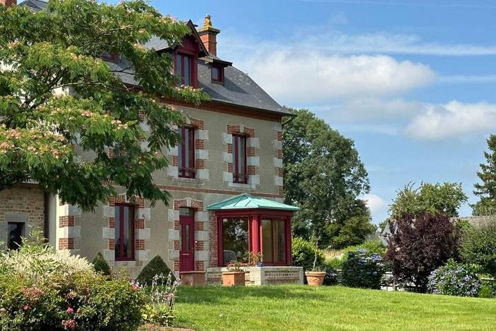 Location de vacances pour 15 personnes, avec jardin ainsi que jacuzzi et terrasse à Courson