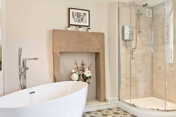 Large luxury farmhouse retreat situated in a rural hamlet, perfect for large gatherings of up to 50 in Hartington Nether Quarter, Derbyshire