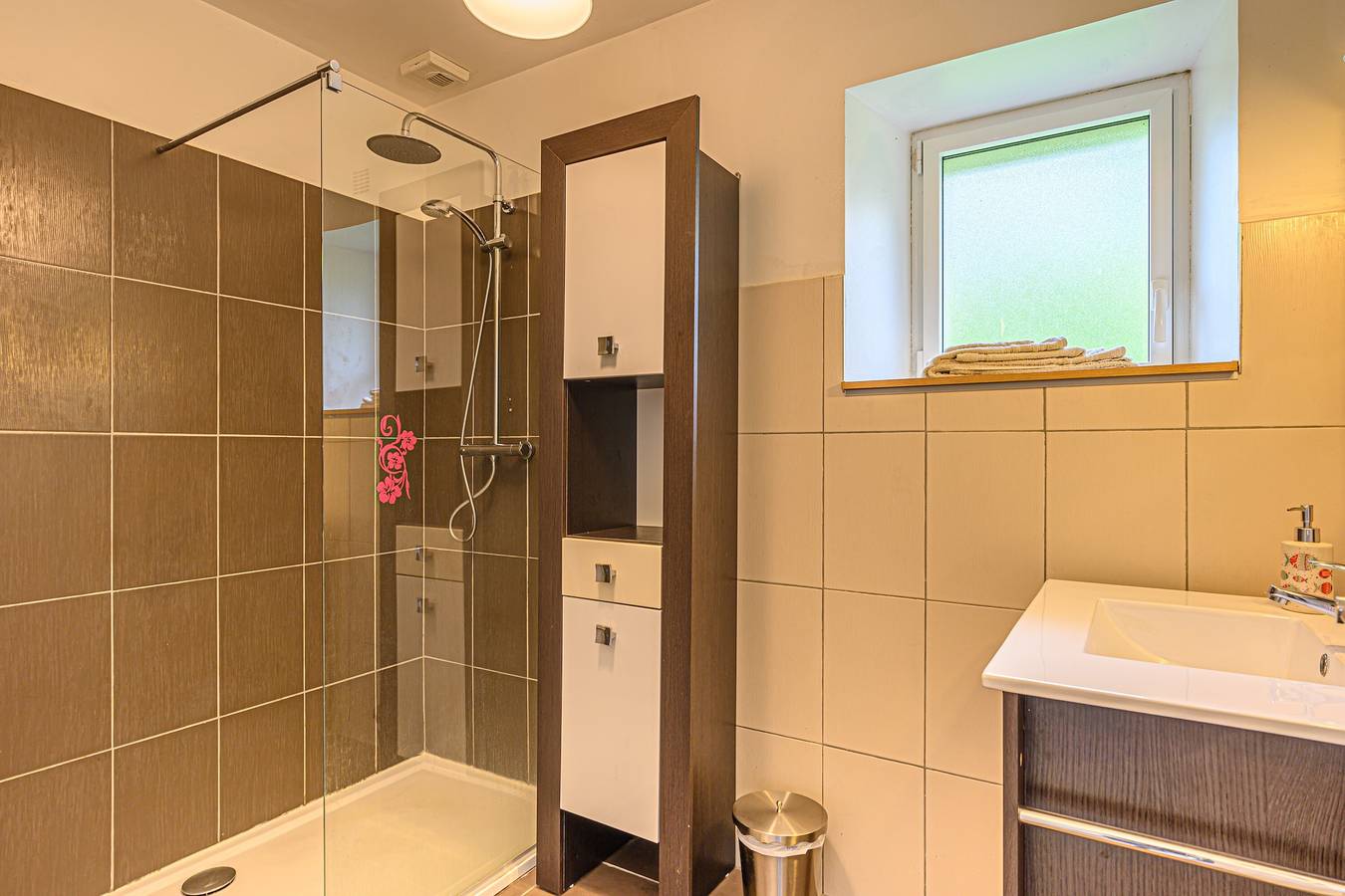 Maison de vacances "Gîte Authentique Breton : avec terrasse privée, jardin privé et Wi-Fi in Plonéour-Lanvern, Région de Quimper