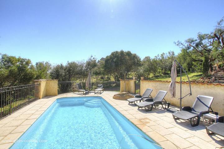 Gîte pour 5 personnes, avec Jacuzzi et Terrasse ainsi que Jardin et Piscine