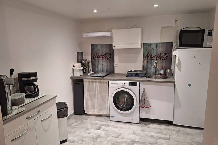Entire apartment, Provencal village between Aix en Provence and Cassis in Fuveau, Mediterranean Coast (France)