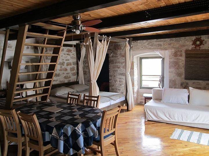 Ganze Ferienwohnung, 2etage app mit Terasse und Garten 60meter von Meer in Betina, Murter