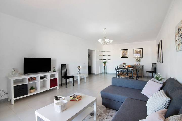 Apartamento inteiro, Apartamento 'Summer Place' com Varanda, Wi-Fi e Ar Condicionado in Praia da Rocha, Portimão
