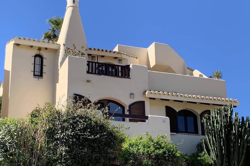 A stunning, newly renovated 3 bed villa with amazing views & central location in La Manga Club, Cartagena