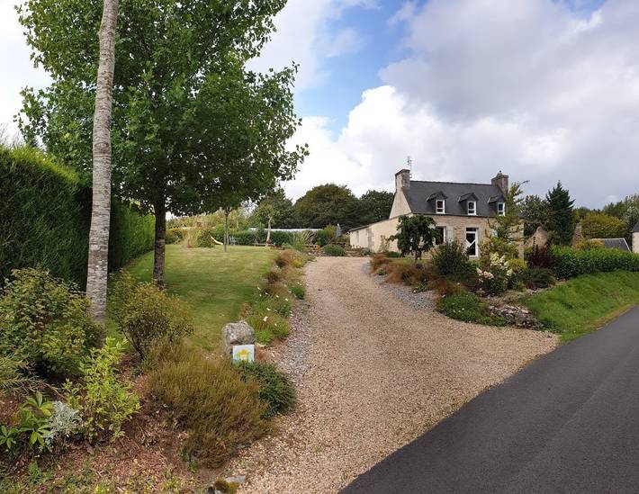 Gîte pour 5 personnes, avec Terrasse ainsi que Jardin et Vue à Plounérin