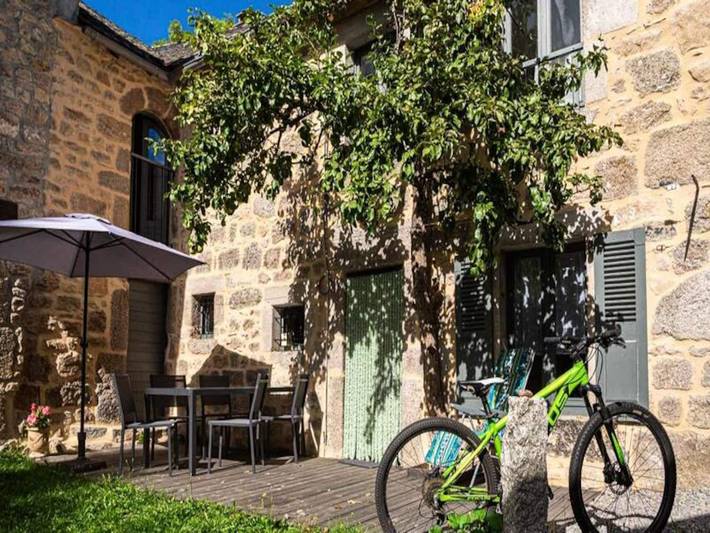Gîte pour 6 personnes, avec piscine et terrasse à Saint-Alban-sur-Limagnole