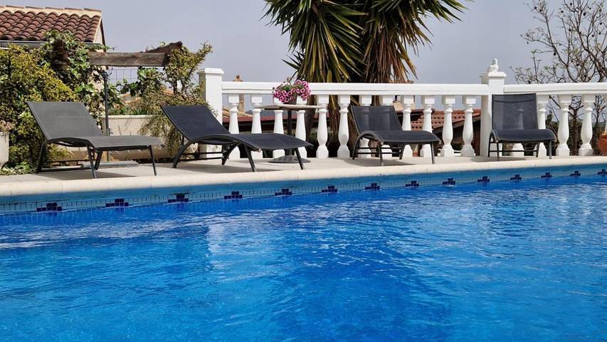 Villa pour 8 personnes, avec jardin ainsi que vue et piscine, animaux acceptés