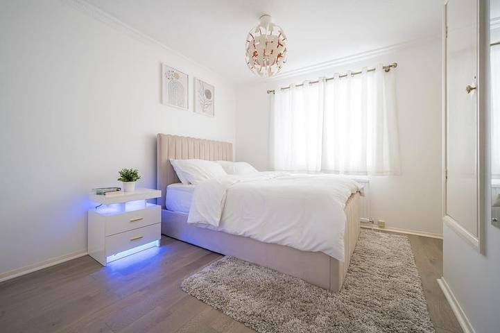 2-Bed House, Sleeps 6, Parking in Dartford, Kent