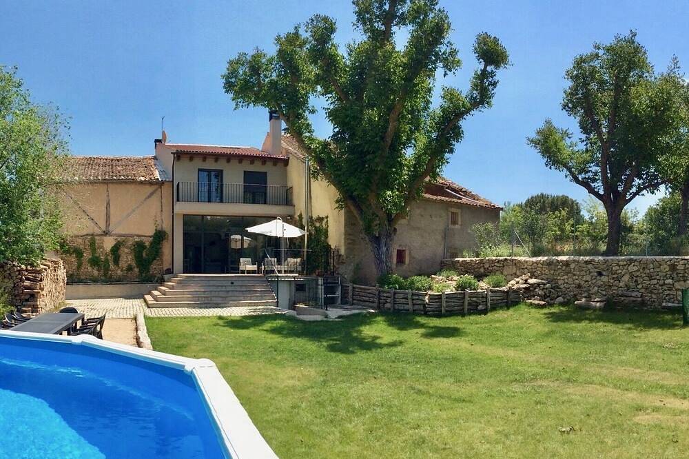 House the three walnuts in Prádena, Segovia Province