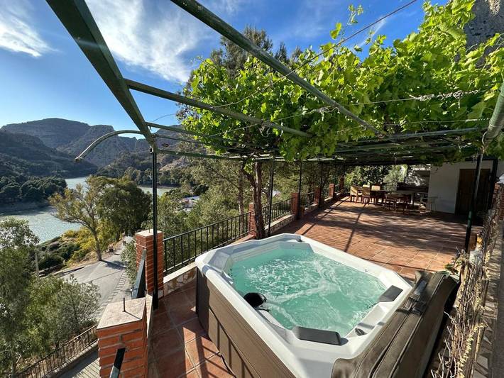 Casa rural para 4 personas, con Jacuzzi y Terraza además de Piscina y Vistas al lago en El Chorro