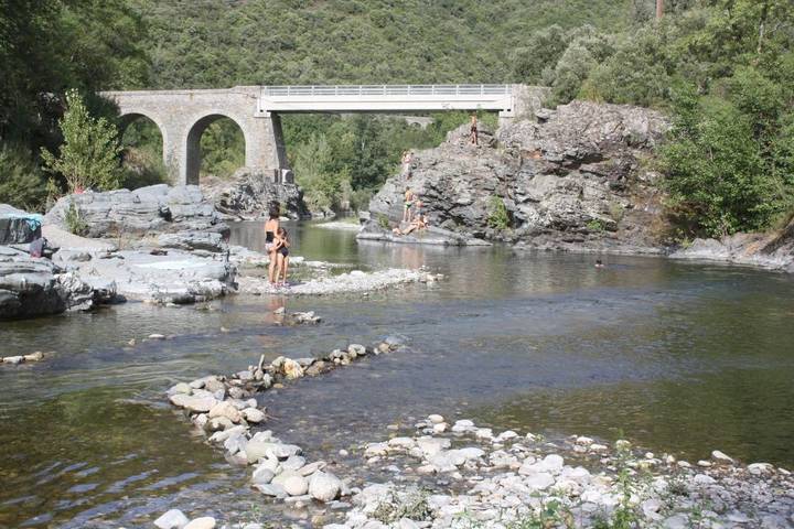 Camping pour 4 personnes, avec Terrasse et Jardin ainsi que Bassin pour enfant et Piscine