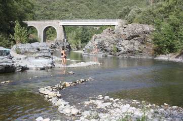 Gîte pour 6 personnes, avec bassin pour enfant et vue ainsi que jardin et piscine à Sumène