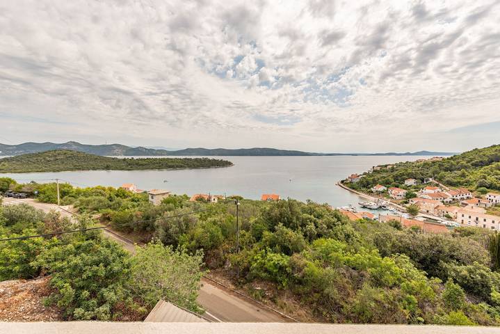 Apartament wakacyjny dla 4 osób, z Balkon/ taras w Iz