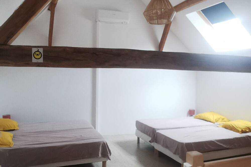 Pretty outbuilding near forest -Nemours in Poligny (Seine-et-Marne), Sena y Marne