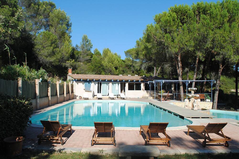 Casa rural con piscina, cerca de Nimes, para 10 personas, reunión familiar ideal. in Clarensac, Region de Nimes
