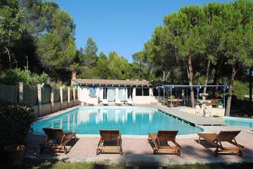 Gîte pour 10 personnes, avec terrasse et jardin à Clarensac