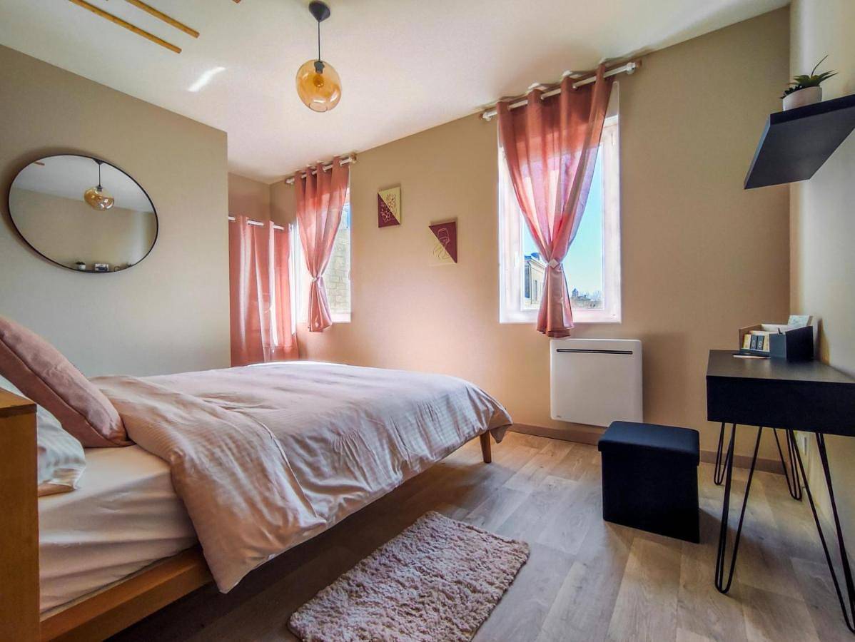 Appartement entier, Chaleureux appartement à deux pas du centre-ville de Castillon, de la Dordogne et proche Saint-Emilion in Castillon-la-Bataille, Région de Libourne