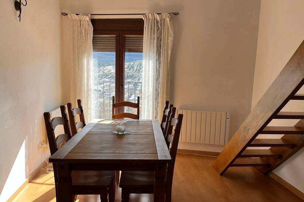 Apartamento entero, 2-bedroom apartment with mountain views, 2 km from the slopes in Valdelinares, Provincia de Teruel