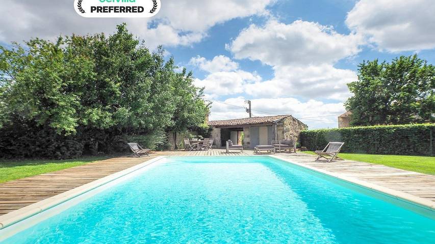 Location de vacances pour 7 personnes, avec jardin ainsi que terrasse et piscine, animaux acceptés à Saint-Laurent-de-la-Salle