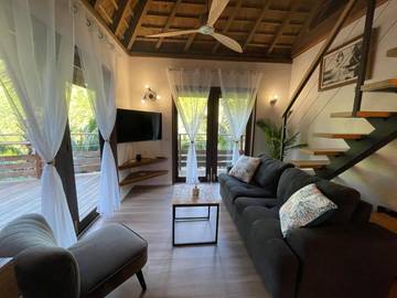 Villa pour 4 personnes, avec balcon ainsi que piscine et jacuzzi dans Mo'orea