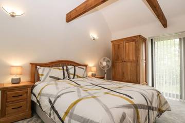 Log Cabin for 6 People in Finchampstead, Berkshire, Photo 3