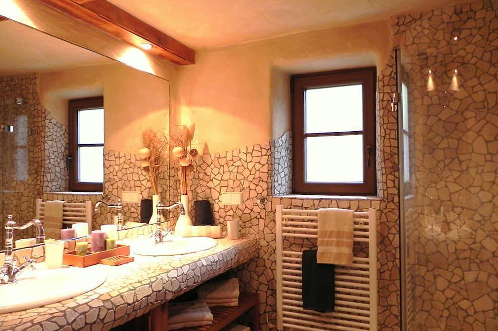 The Hof Chalet on the Zugspitze with mountain views, private garden, hot tub, sauna.. in Ehrwald, Ammergauer Alpen (Österreich)